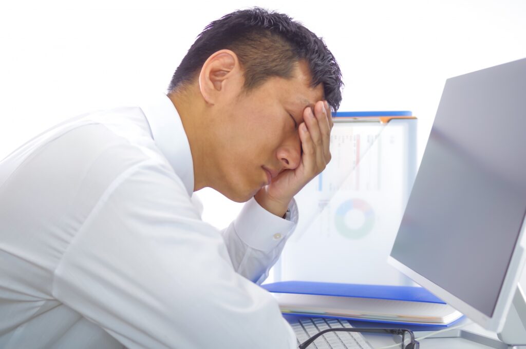 集客に悩む個人事業主の男性