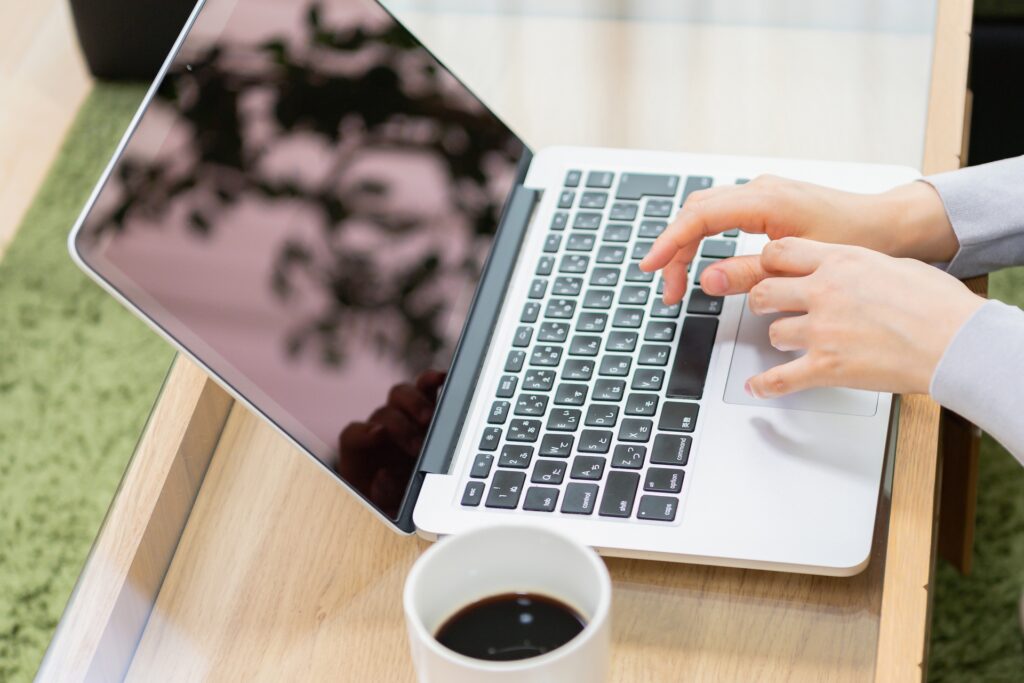 ホームページを見る様子