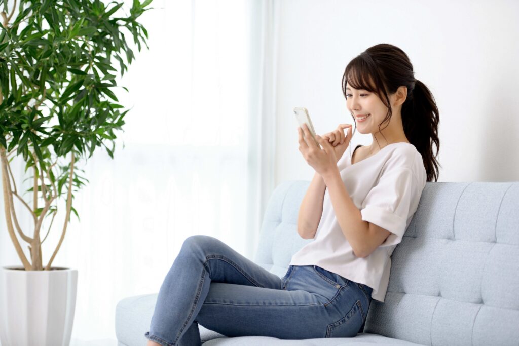 個人事業主の作ったブログを見る女性